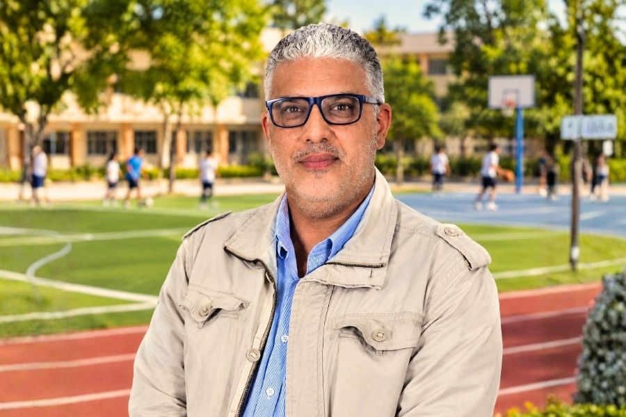 Prof. Dr. Bruno Castro em complexo esportivo ao ar livre